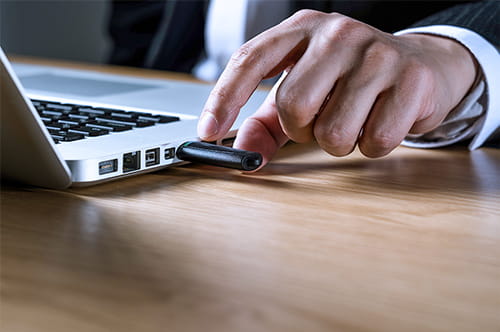 従業員が会社情報を持ち出した！ 対処法や予防策を弁護士...