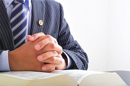 訴えてから相手に通知が行くまでの流れは？ 民事訴訟の手続きを解説